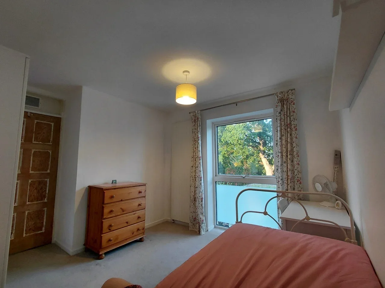 Room Avondale Close in Reigate and Banstead