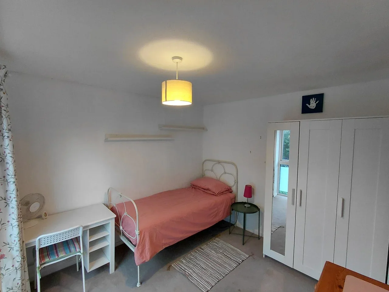 Room Avondale Close in Reigate and Banstead