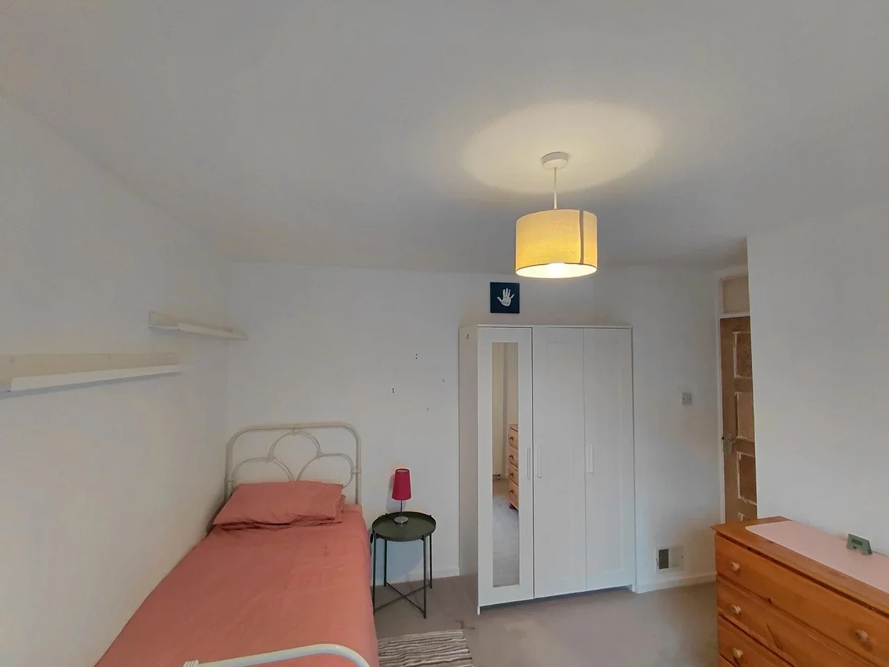 Room Avondale Close in Reigate and Banstead