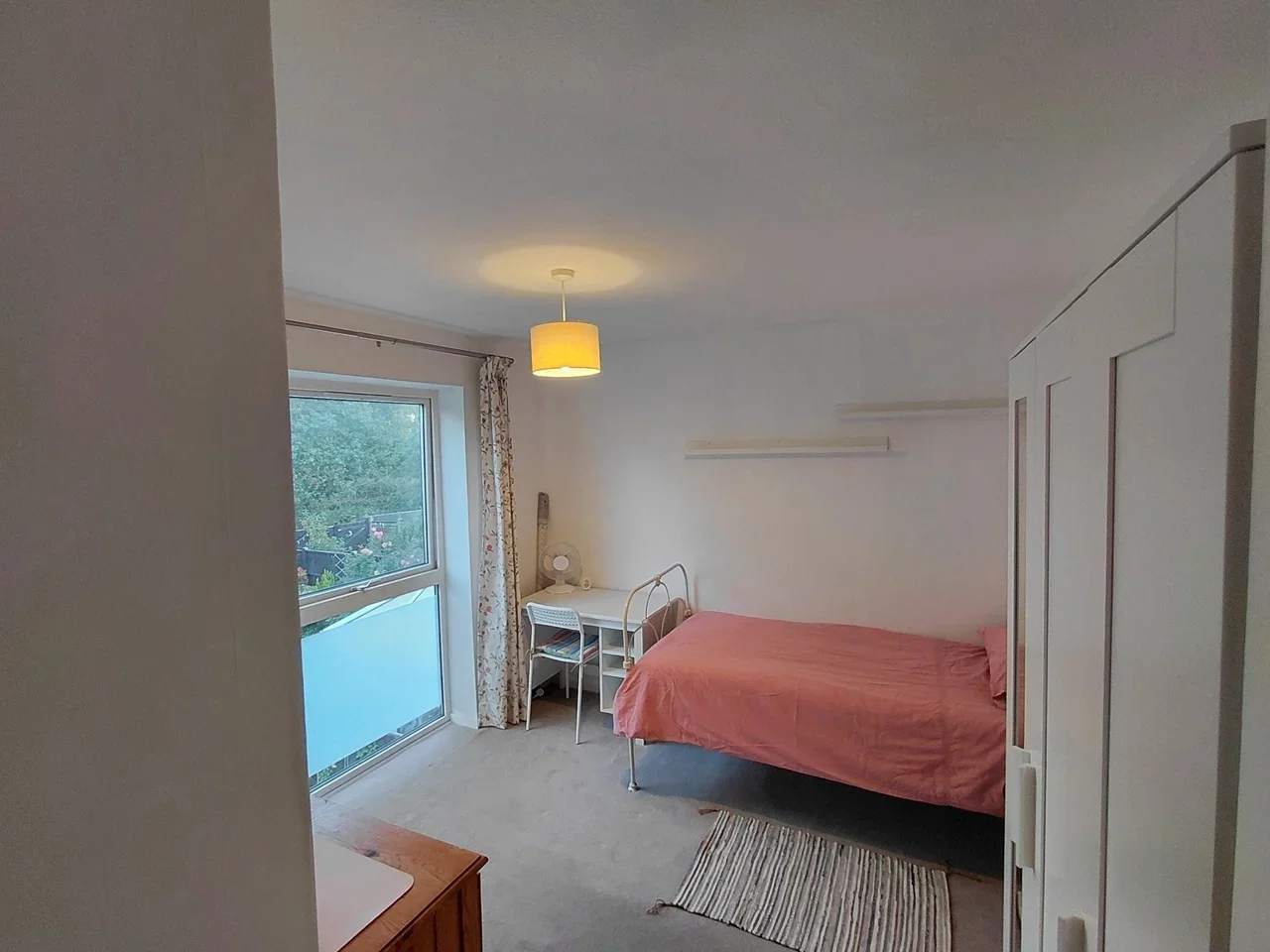 Room Avondale Close in Reigate and Banstead