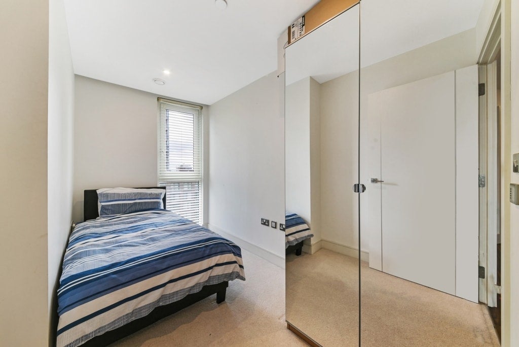 Flat Alie Street in Greater London