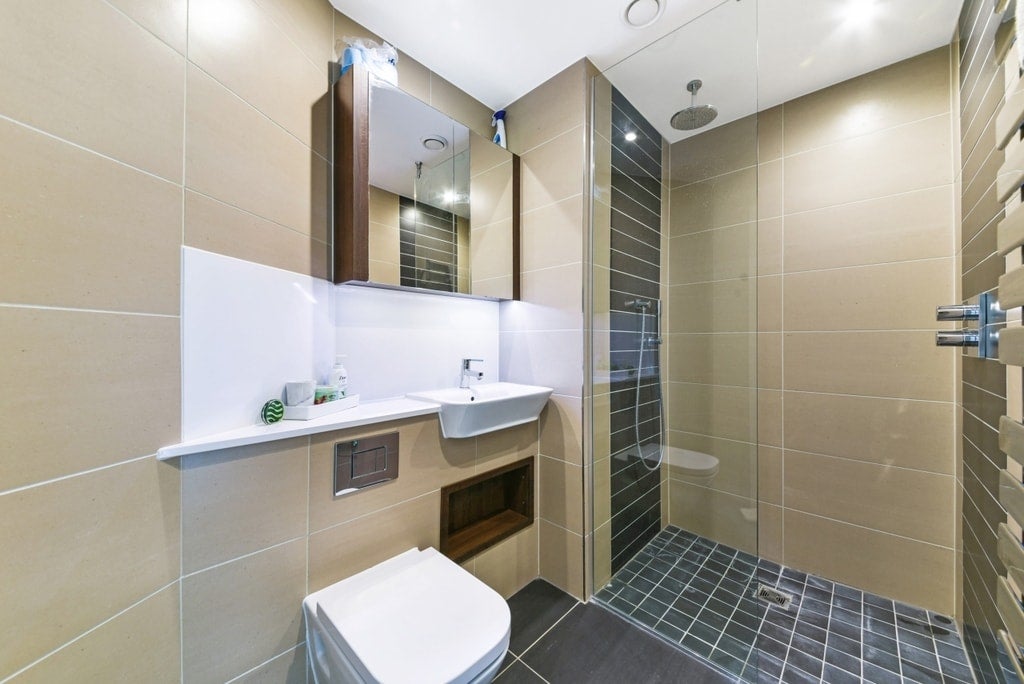 Flat Alie Street in Greater London