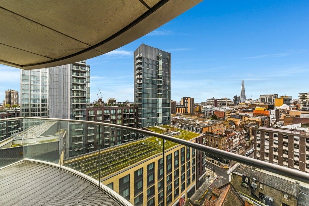 Flat Alie Street in Greater London