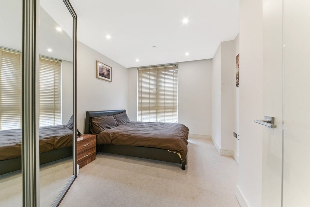 Flat Alie Street in Greater London