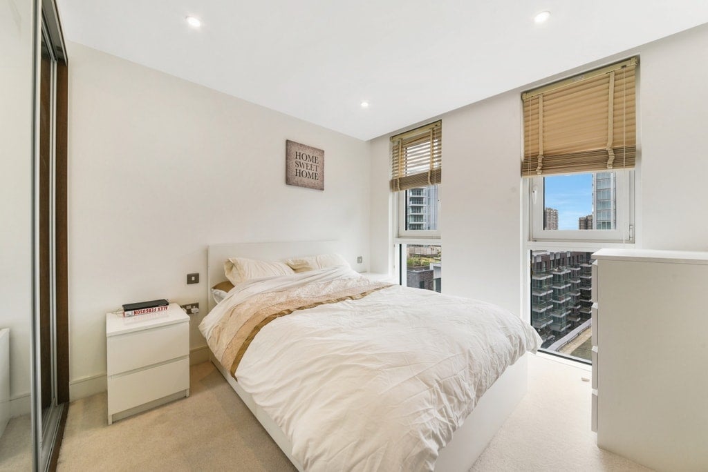 Flat Alie Street in Greater London
