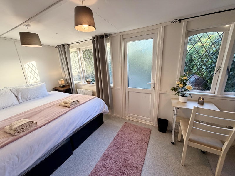 Room Devonia Gardens in Greater London