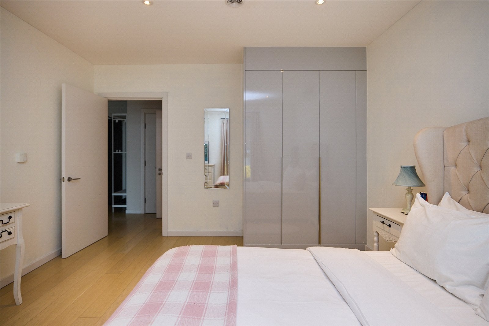 Flat Westfield Avenue in Greater London