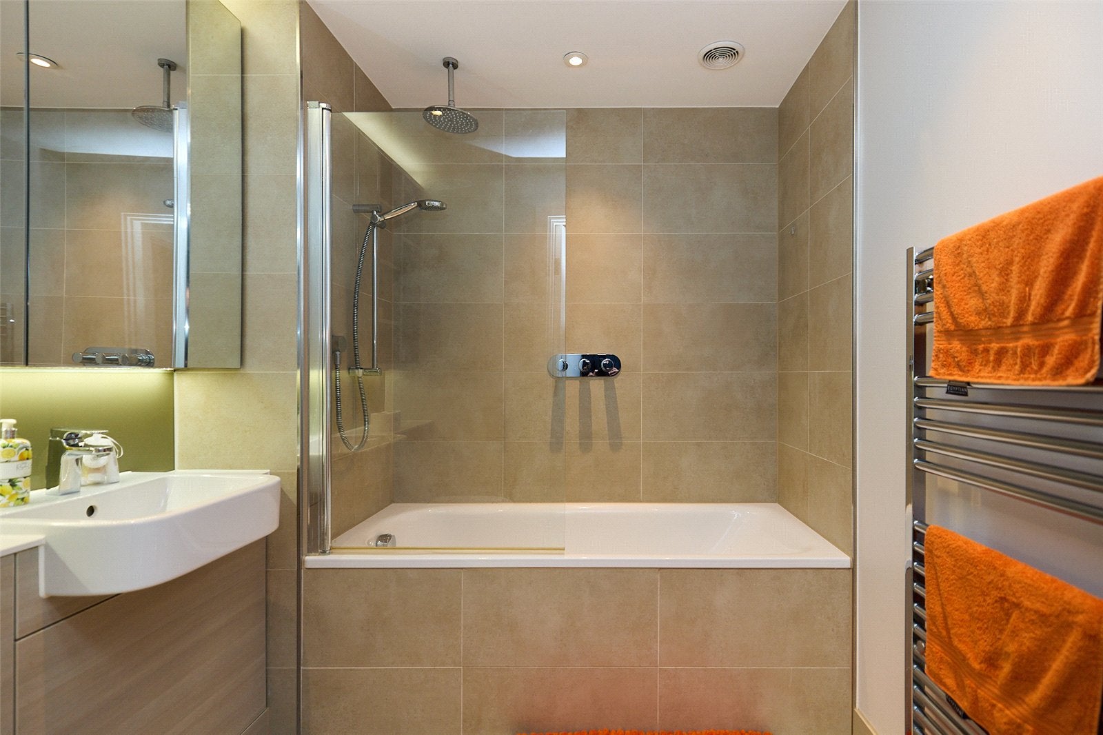 Flat Westfield Avenue in Greater London