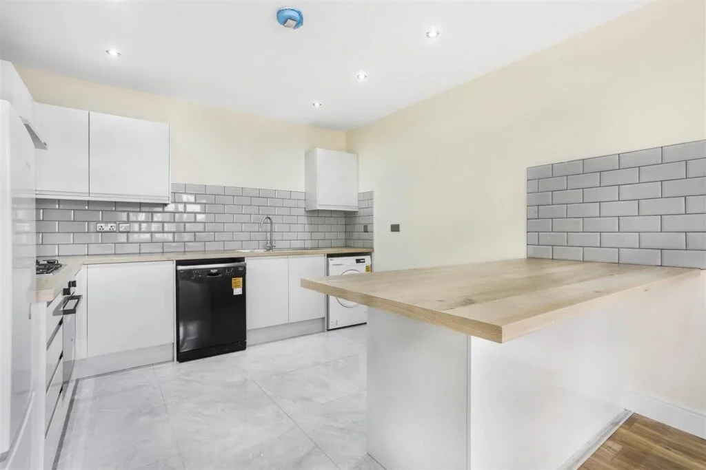 Flat Westmead Road in Greater London