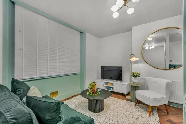 Flat Eardley Crescent in London