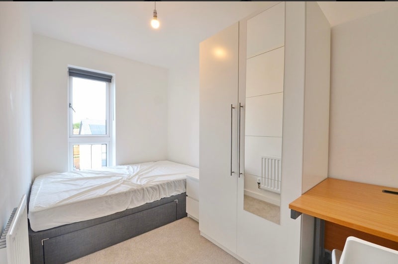 Room Clover Way in Bristol