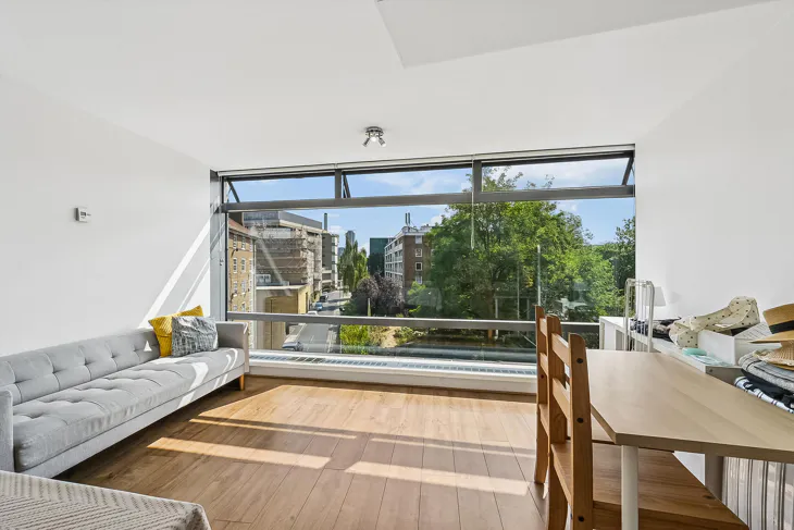 Flat Albert Embankment in Greater London