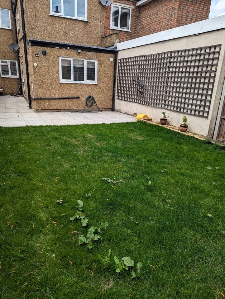 Flat Ballards Lane in Greater London