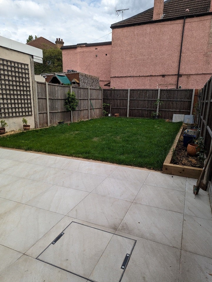 Flat Ballards Lane in Greater London