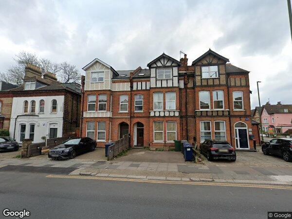 Flat Ballards Lane in Greater London