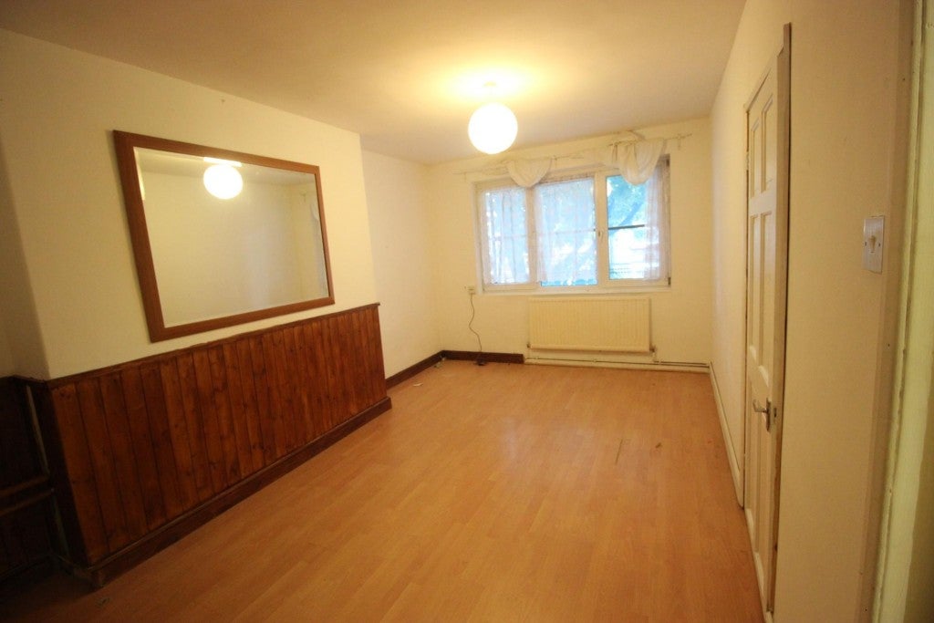 Flat Cambridge Heath Road in Greater London