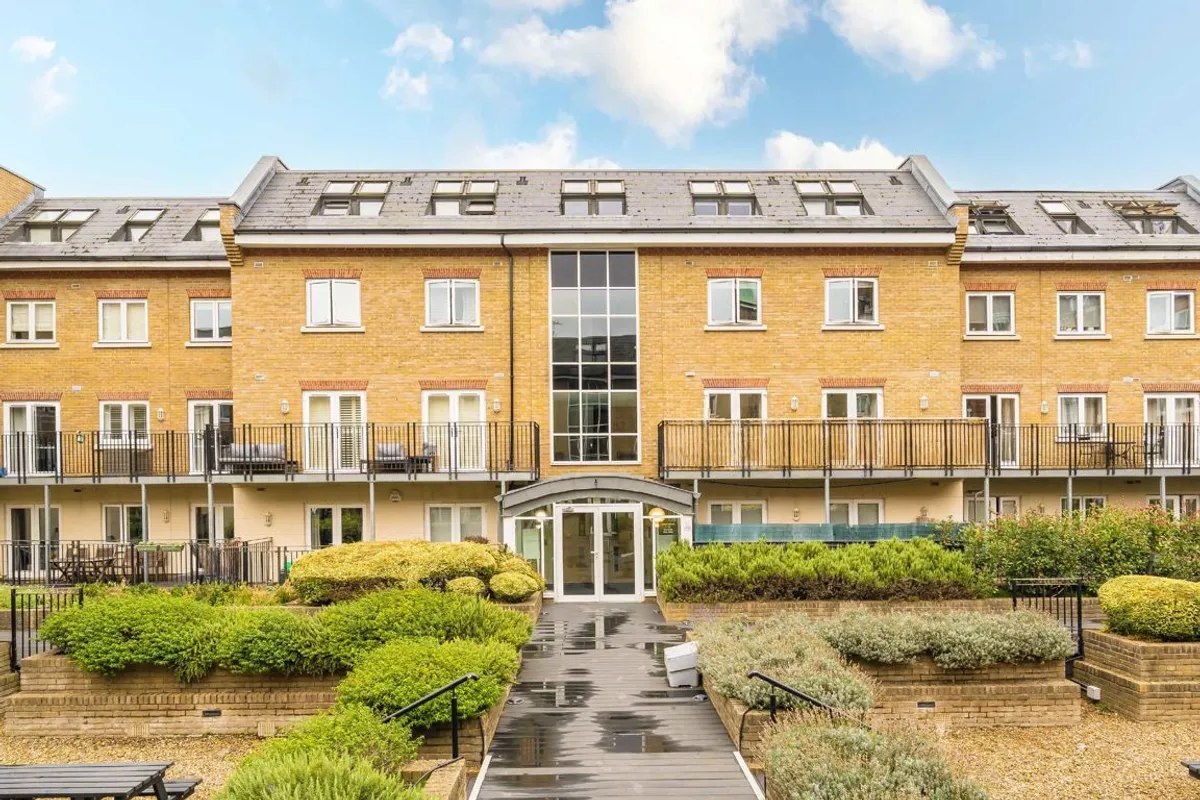 Flat Garratt Lane in Greater London