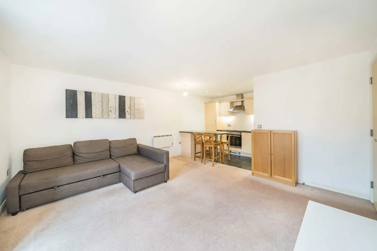 Flat Garratt Lane in Greater London