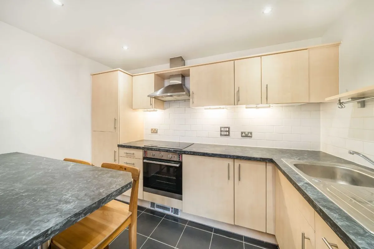 Flat Garratt Lane in Greater London