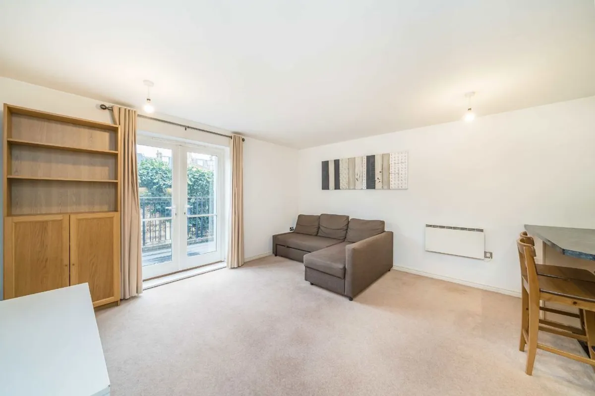 Flat Garratt Lane in Greater London