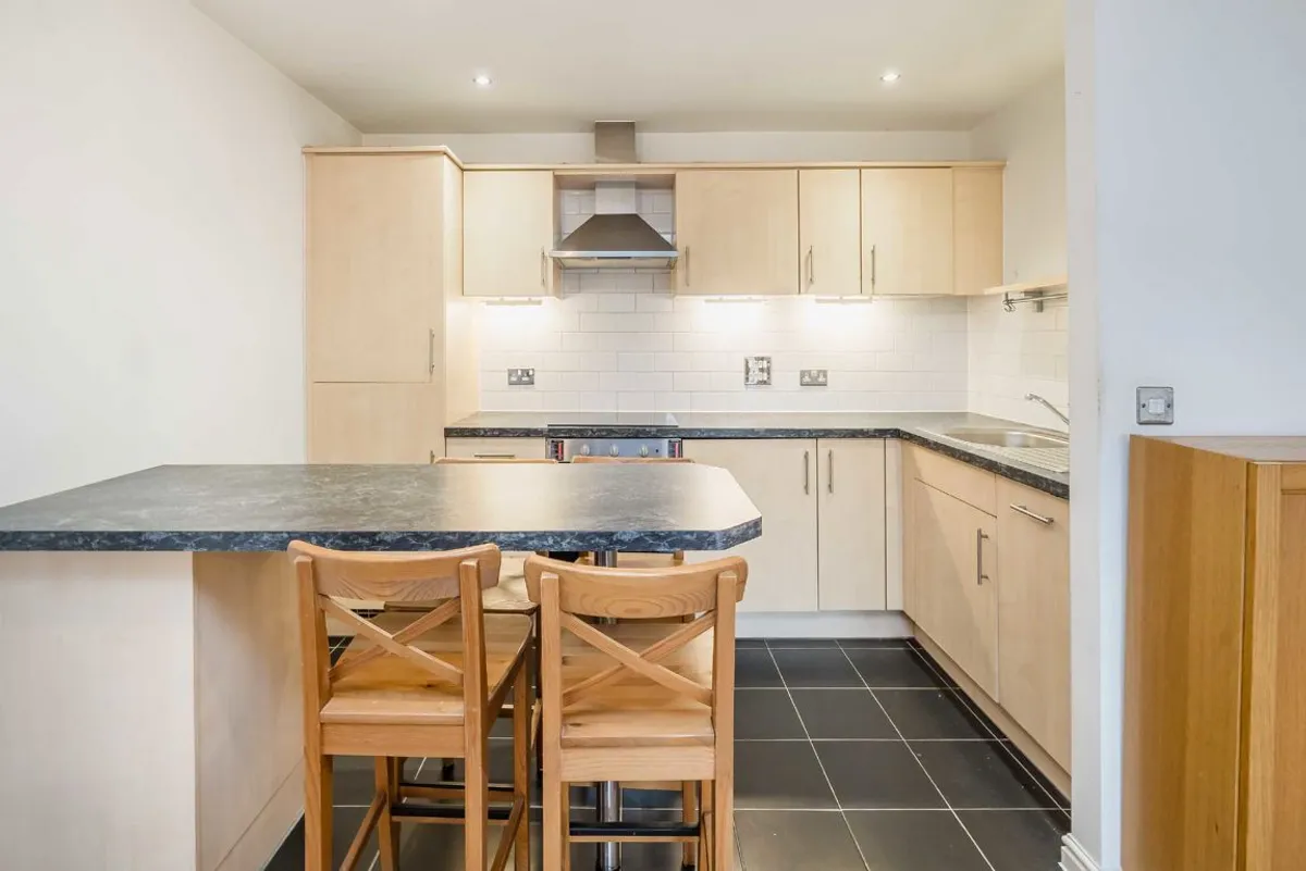 Flat Garratt Lane in Greater London
