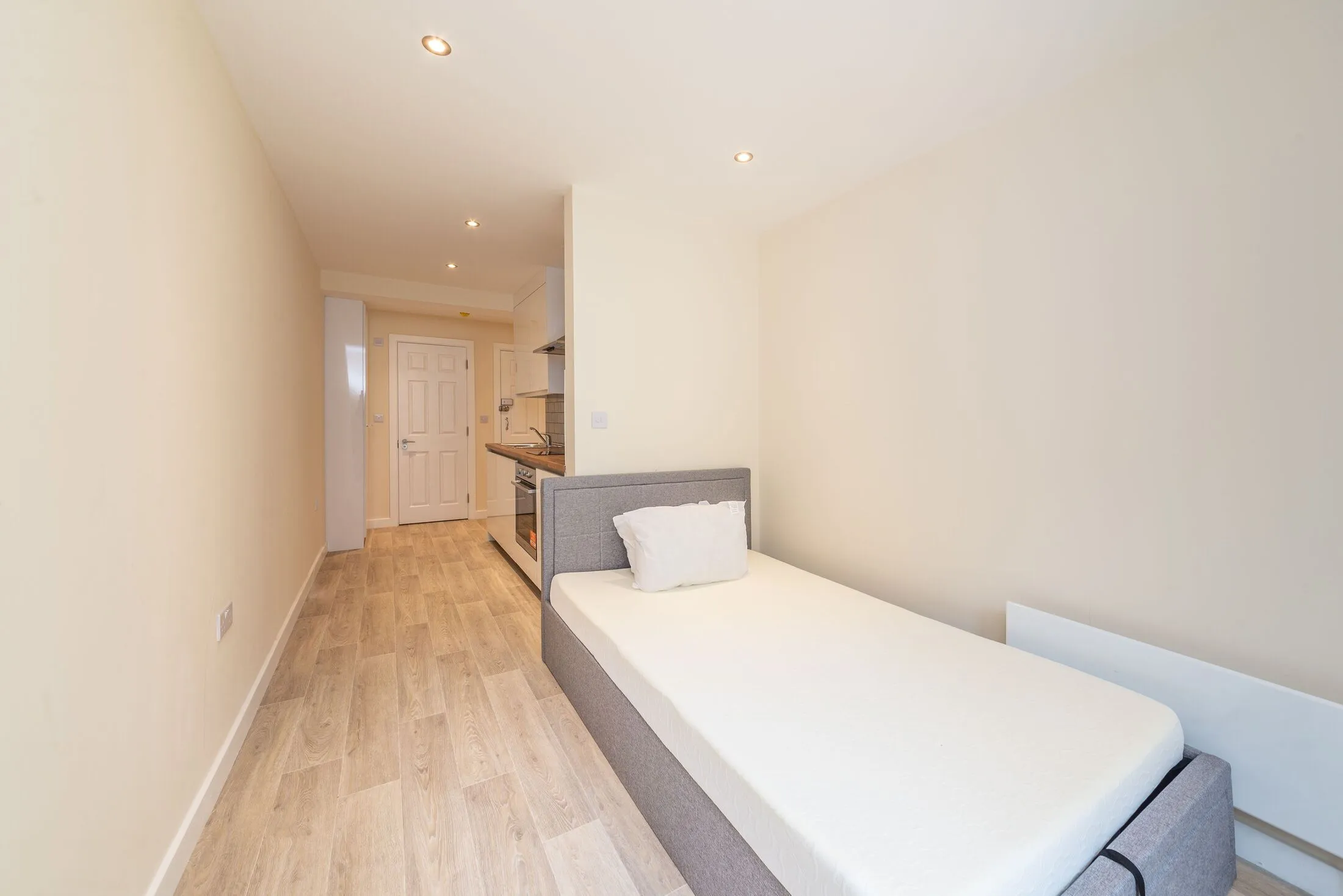 Room Oldfield Lane North in Greater London