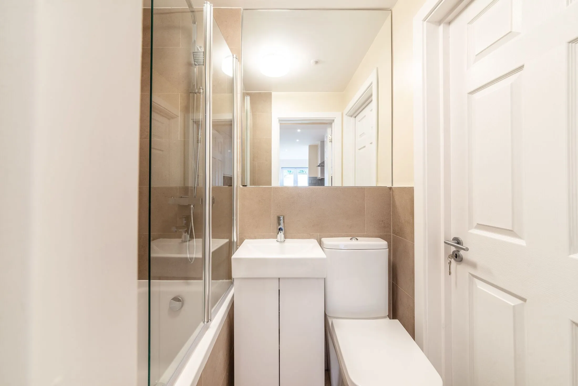 Room Oldfield Lane North in Greater London