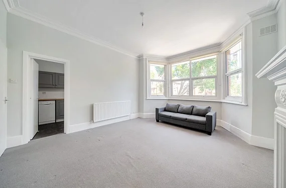 Flat Riggindale Road in Greater London