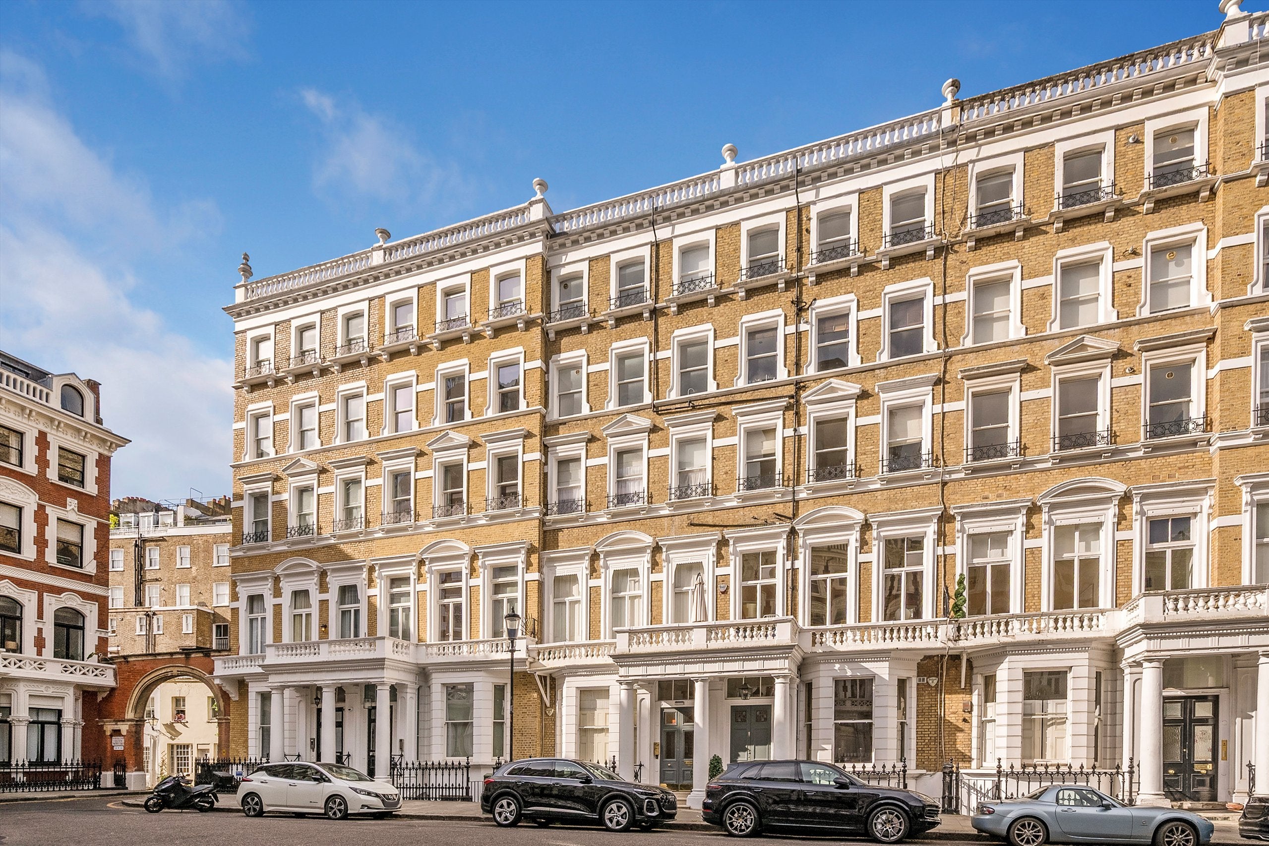 Flat Emperor's Gate in Greater London
