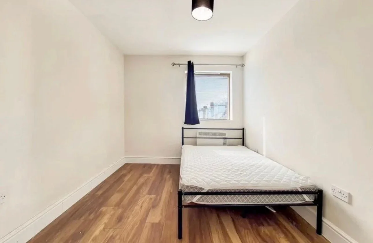 Room Chingford Mount Road in Greater London