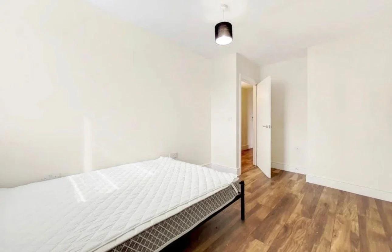 Room Chingford Mount Road in Greater London