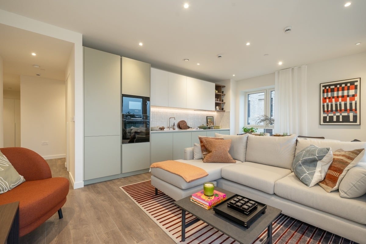 Flat Ribbon Lane in Greater London