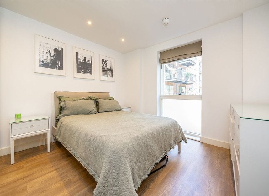 Flat Coldharbour Lane in Greater London