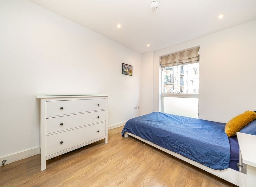 Flat Coldharbour Lane in Greater London
