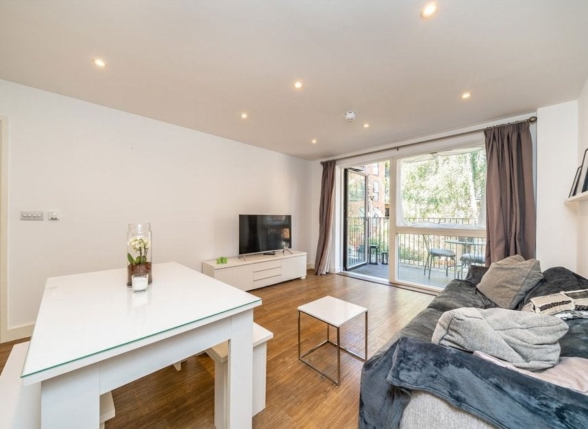Flat Coldharbour Lane in Greater London