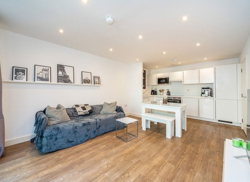 Flat Coldharbour Lane in Greater London