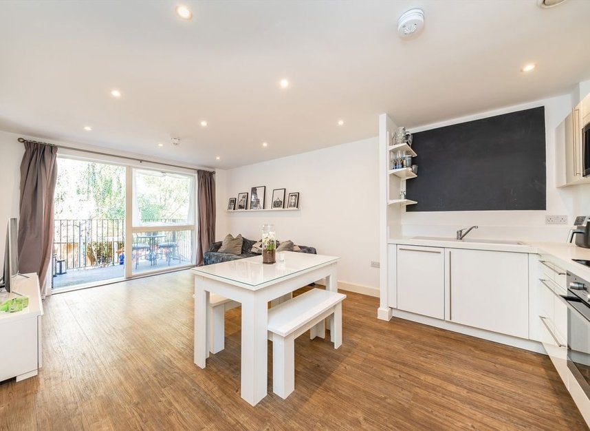 Flat Coldharbour Lane in Greater London