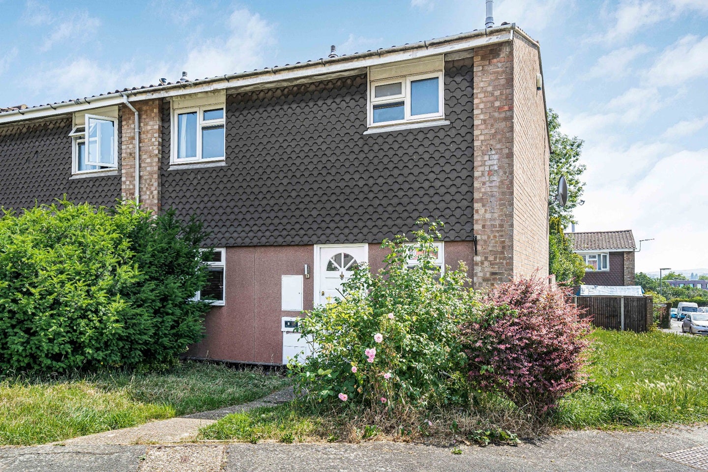 House Rowan Close in Guildford