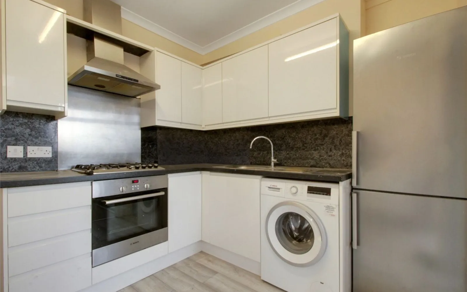 Flat Honeypot Lane in Greater London