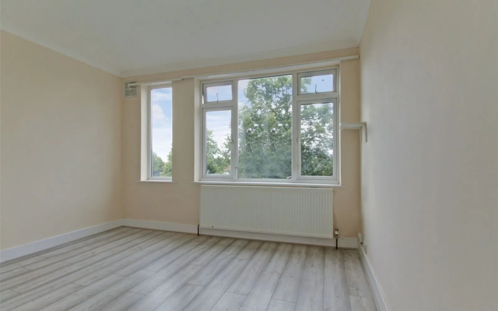 Flat Honeypot Lane in Greater London
