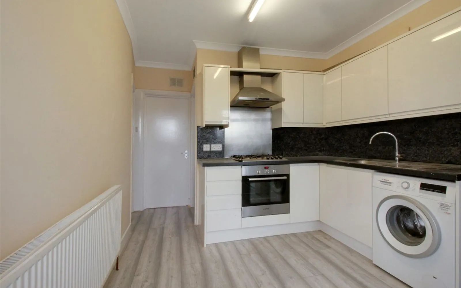 Flat Honeypot Lane in Greater London
