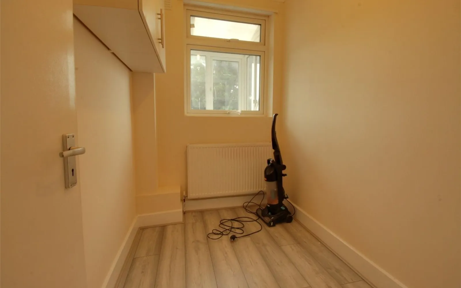 Flat Honeypot Lane in Greater London
