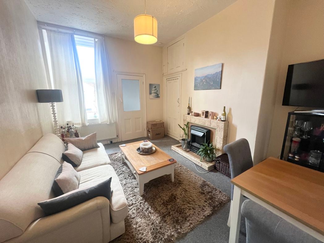 Flat Windsor Terrace in Newcastle upon Tyne