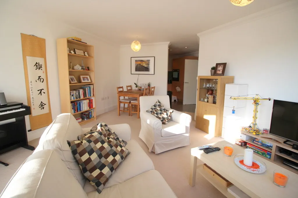 Flat Hurst Court in Horsham