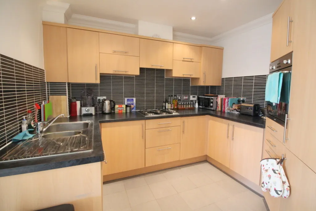 Flat Hurst Court in Horsham