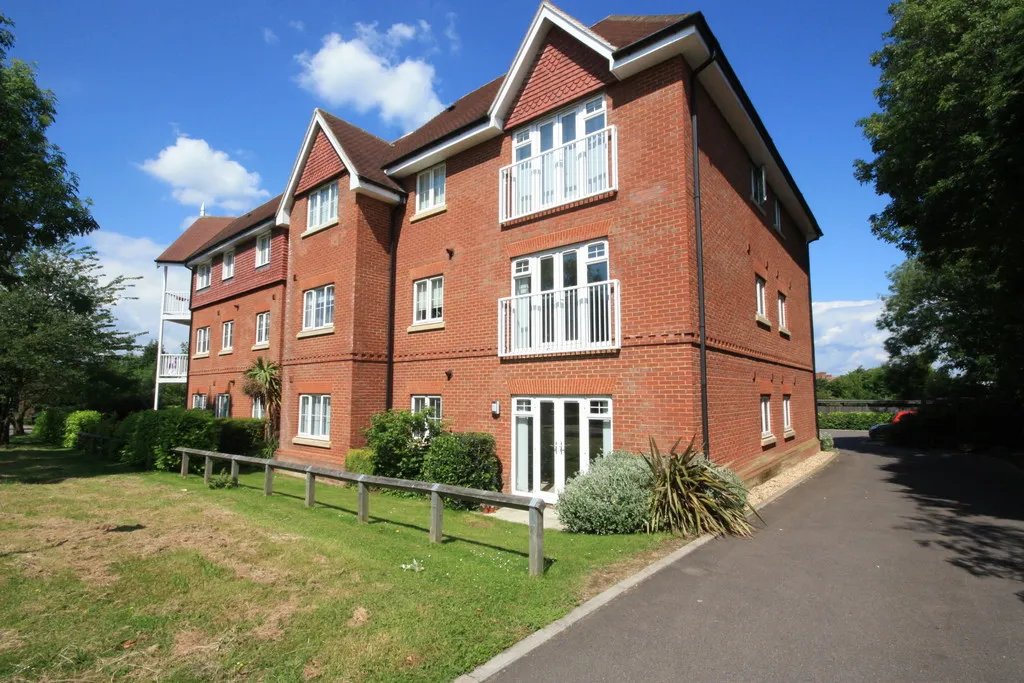Flat Hurst Court in Horsham