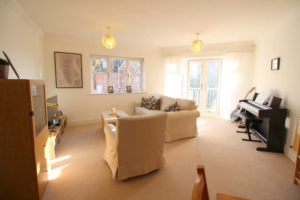 Flat Hurst Court in Horsham