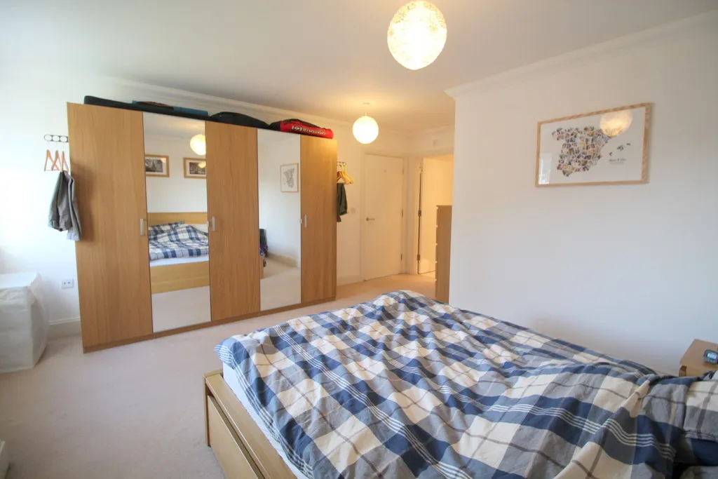 Flat Hurst Court in Horsham
