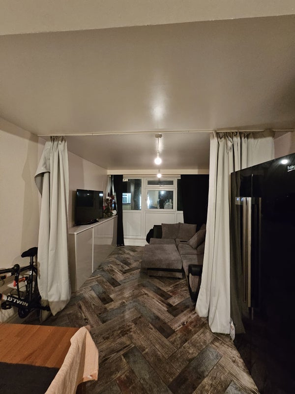 Room Lawrence Close in Greater London