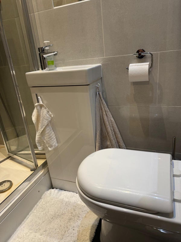 Room Lawrence Close in Greater London
